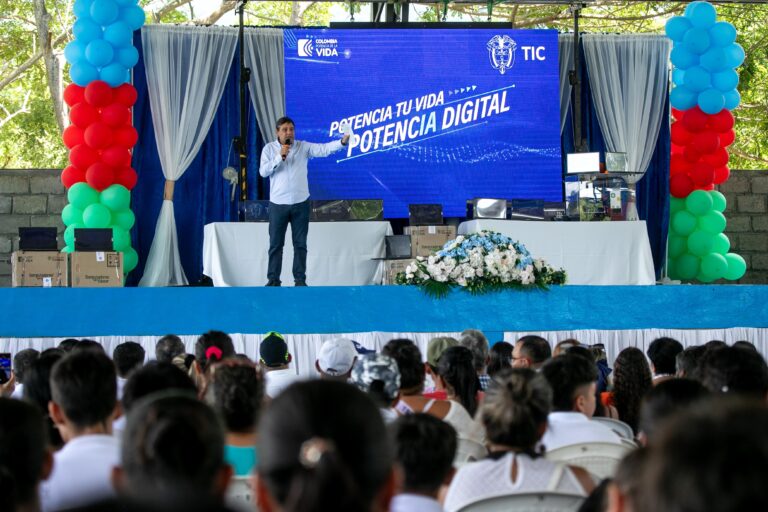 Desde hoy, 438 niños y niñas de Coello y Murillo tienen un  computador para estudiar en casa