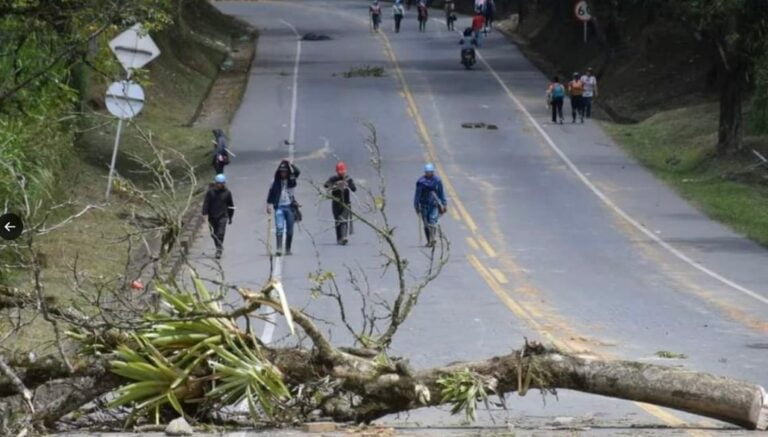 Bloqueo en la Vía Panamericana: Comunidades indígenas exigen la presencia del Presidente Petro