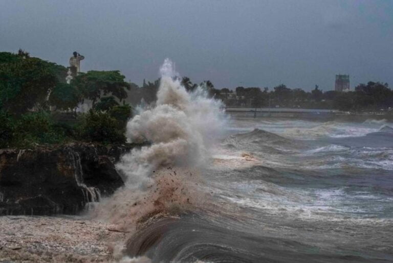 Huracán Beryl deja 7 víctimas y daños extensos