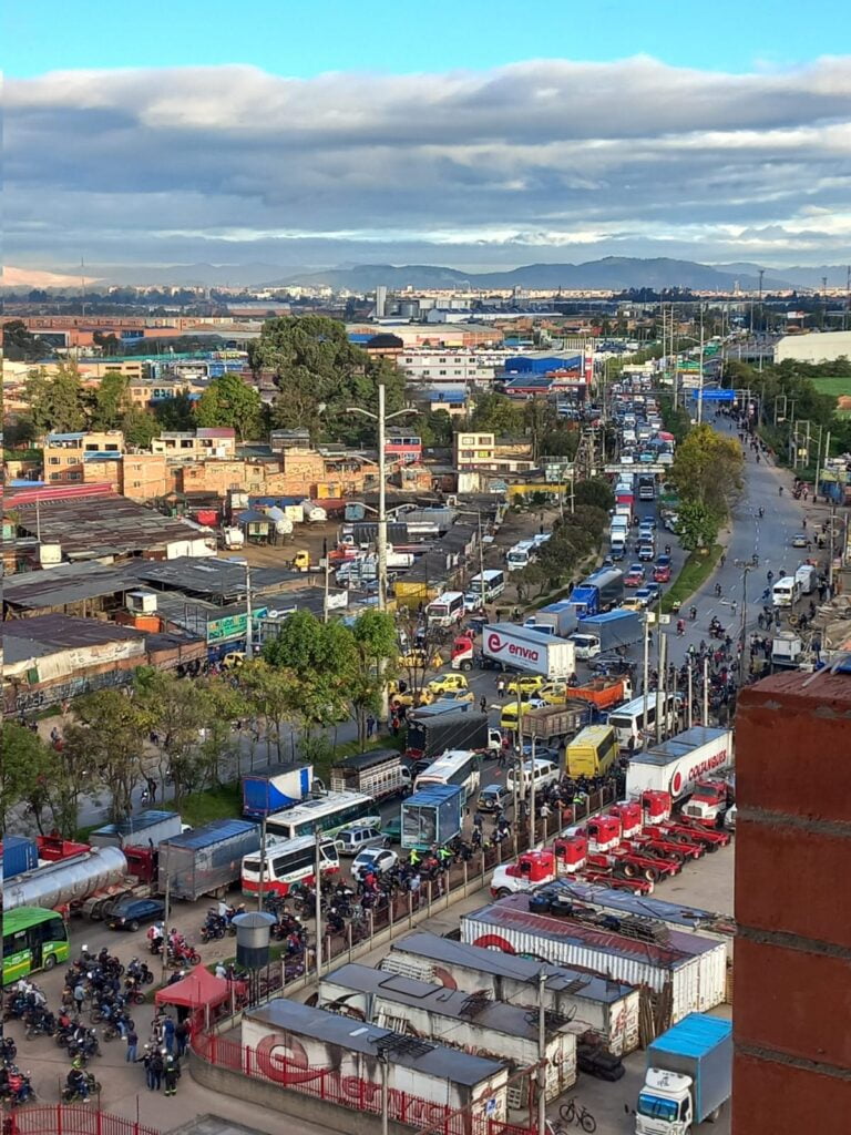 Protesta de taxistas en Bogotá causa congestión y demoras