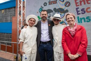 En la imagen el alcalde mayor, Carlos Fernando Galán, la Secretaría de Educación, Isabel Segovia del Distrito y estudiantes durante el lanzamiento de la estrategia de Entornos Escolares Inspiradores en el Colegio Ciudad Bolívar