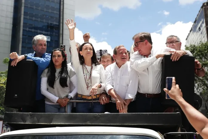 La líder opositora venezolana, María Corina Machado (c), saluda a seguidores este miércoles, en una manifestación en Caracas (Venezuela). EFE/ Ronald Peña