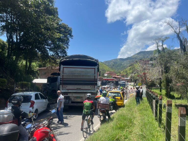 Bloqueos de vías en Santander por umento del ACPM