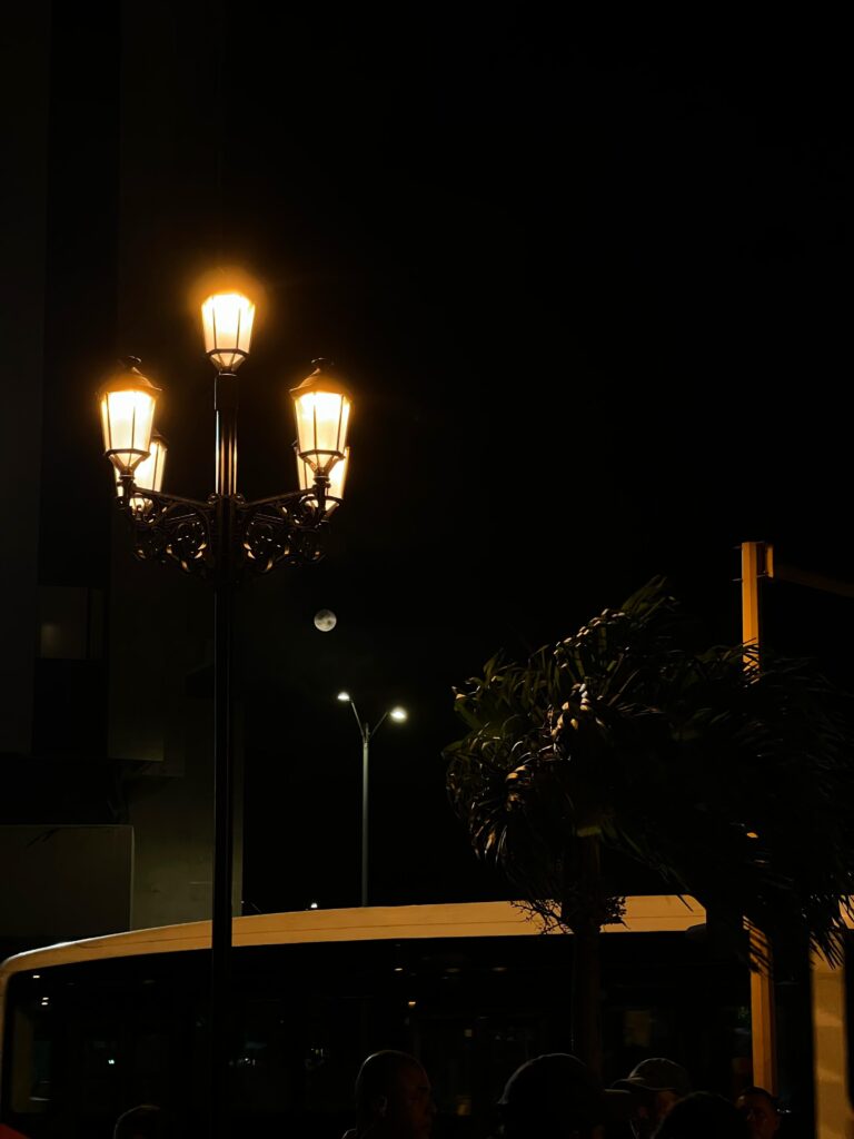 Alcalde promete iluminar centro histórico de Cartagena ante tanta oscuridad.