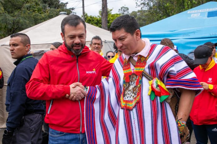 Alcalde Carlos Fernando Galán con representante Emberá - Foto: Alcaldía de Bogotá