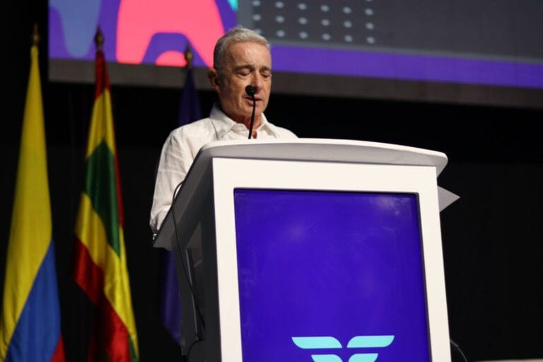 Uribe expresa su desacuerdo con las reformas del gobierno