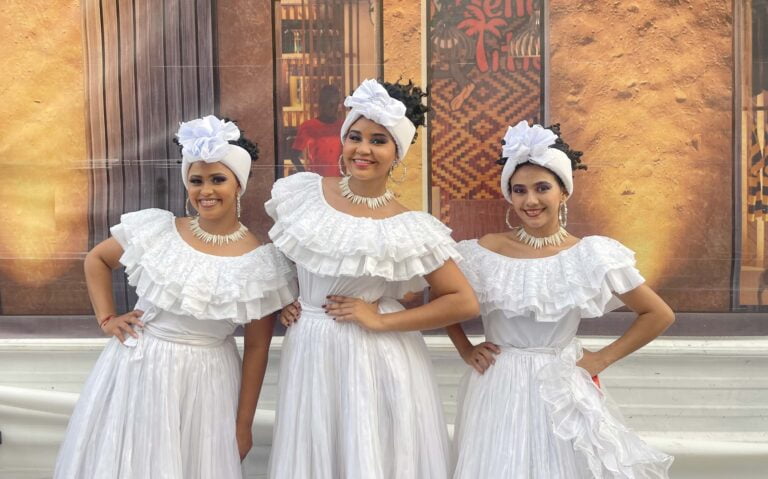 FOTO NOTICIA  Las bailarinas de la felicidad