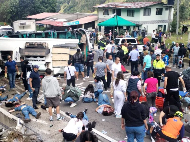 Fuerte accidente en Cundinamarca deja cinco muertos y más de 23 heridos