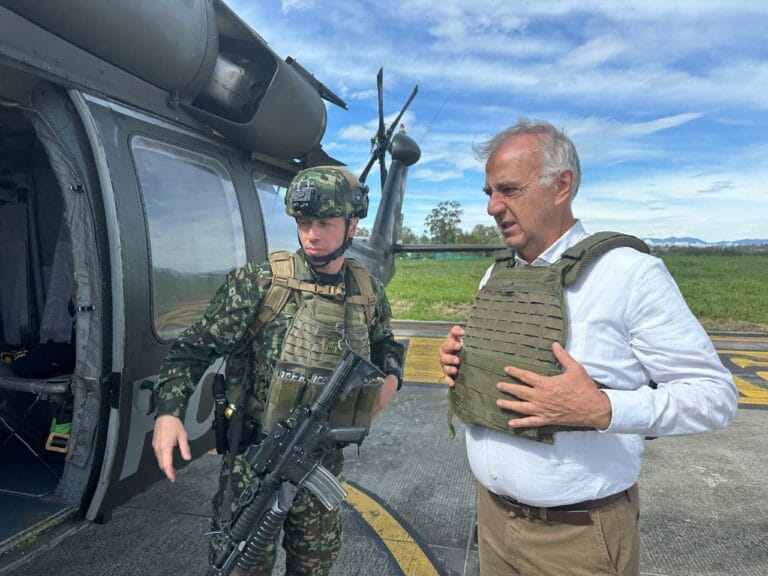 Delegación del gobierno visita El Plateado en busca de paz y desarrollo