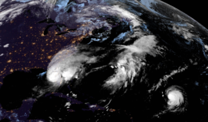 Fotografía satelital cedida este miércoles por la Oficina Nacional de Administración Oceánica y Atmosférica (NOAA) que muestra la localización del huracán Milton (i) entrando por Florida. EFE/NOAA-NHC