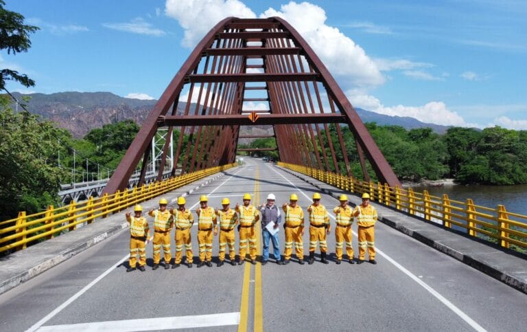 Grupo de trabajadores en las vías de Colombia Foto: INVÍAS