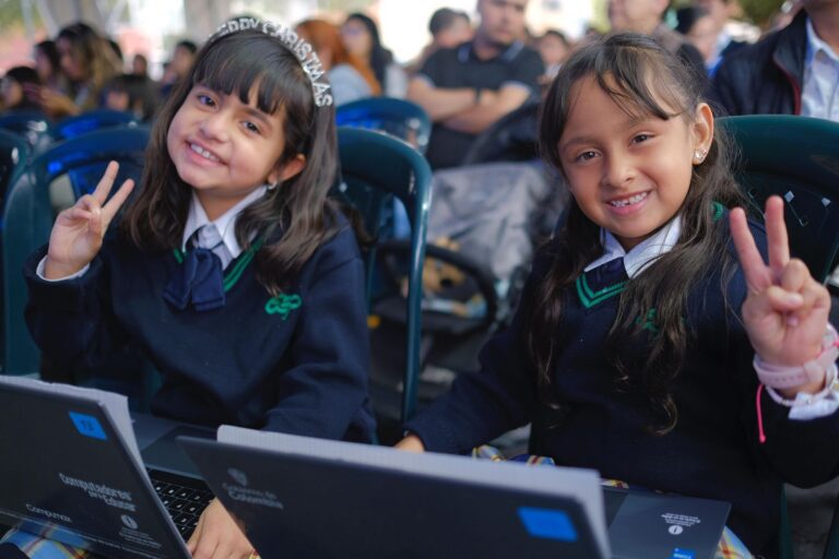 El Ministerio TIC, anunció la entrega de 5,000 computadores a estudiantes de las 22 instituciones educativas de la Policía Nacional