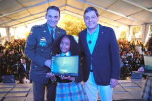 La entrega inicial de 2,500 equipos se realizó en el Colegio Eliza Borrero Pastrana, en Bogotá