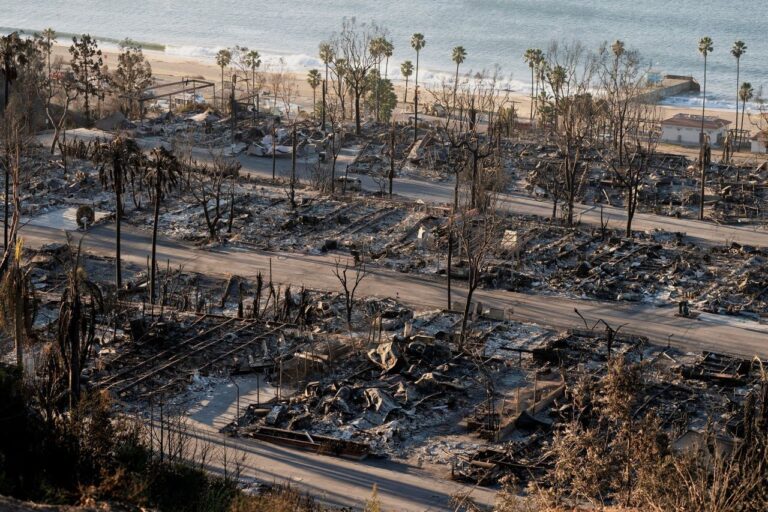 Los Ángeles enfrenta el peor panorama: incendios dejan 24 muertos