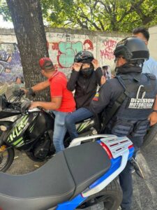 María Corina Machado se transportaba en una moto cuando fue interceptada por fuerzas del régimen de Maduro.