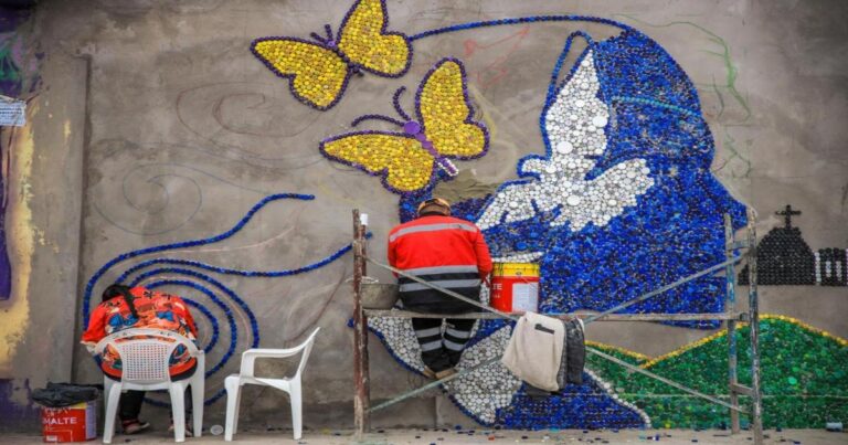 Usme transforma su entorno con murales de tapas plásticas