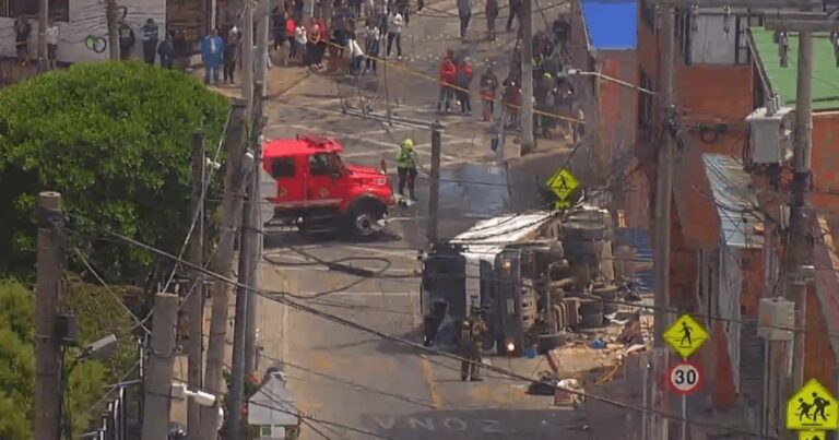 Camíón de basura se volcó en Ciudad Bolívar sin dejar heridos
