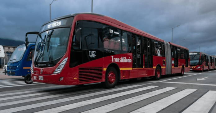 foto: El martes 18 de marzo de 2025, Bogotá experimenta una jornada de movilizaciones que impactan la operación de TransMilenio. Las autoridades locales han activado el Puesto de Mando Unificado (PMU) para garantizar tanto el derecho a la protesta pacífica como la movilidad de los ciudadanos que no participan en las manifestaciones. BOGOTÁ.GOV.CO Estado de la operación de TransMilenio: Eje Ambiental: Las estaciones Museo del Oro y Las Aguas están cerradas debido al avance de manifestaciones hacia la Plaza de Bolívar. ELESPECTADOR.COM Carrera Séptima: Se presentan bloqueos en la calle 35 con carrera Séptima, en inmediaciones al Parque Nacional, afectando la movilidad en ambos sentidos. EL TIEMPO Autopista Sur: Un accidente de tránsito en la autopista Sur con calle 65A sur, sentido norte-sur, involucró a un bus que colisionó contra un separador, afectando la operación en la estación Bosa. Las estaciones Despensa, León XIII y San Mateo presentan retrasos en el servicio. EL TIEMPO Recomendaciones para los usuarios: Planificar desplazamientos: Debido a cierres y desvíos en varias rutas, se recomienda a los usuarios planificar sus viajes con anticipación y considerar rutas alternas. Consultar canales oficiales: Para información actualizada sobre el estado de las estaciones y servicios, es aconsejable seguir las cuentas oficiales de TransMilenio en redes sociales y otros medios oficiales. X (FORMERLY TWITTER) Tomar precauciones: Si es posible, evitar las zonas con alta concentración de manifestantes para garantizar la seguridad personal y facilitar la movilidad en la ciudad. Las autoridades distritales continúan monitoreando la situación para asegurar una movilidad segura y el ejercicio del derecho a la protesta pacífica en Bogotá.