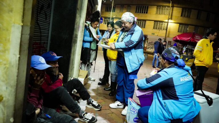 FOTO-Secretaria-de-Salud-Distrito-ofrece-atencion-nocturna-social-y-en-salud-a-poblacion-en-habitabilidad-en-calle.jpg