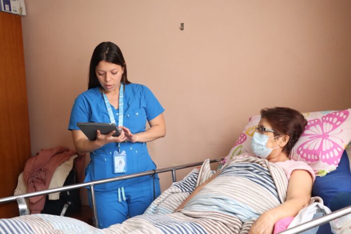 FOTO-Secretaria-de-Salud-Visita-a-paciente-en-su-hogar.jpg