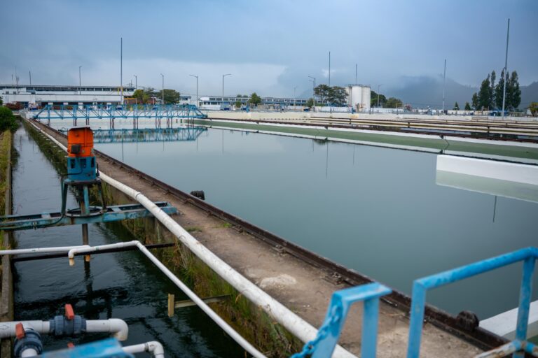Foto-Alcaldia-de-Bogota-Planta-Tibitoc-lista-para-entregar-mas-agua-a-Bogota--scaled.jpg