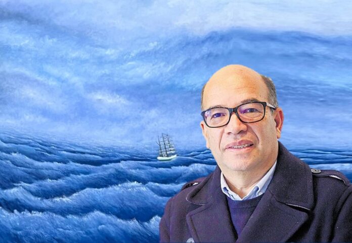 Foto-del-pintor-paisajista-Luis-Ernesto-Ortiz-con-su-mural-compartida-por-la-periodista-cultural-Olga-de-Villegas.jpg