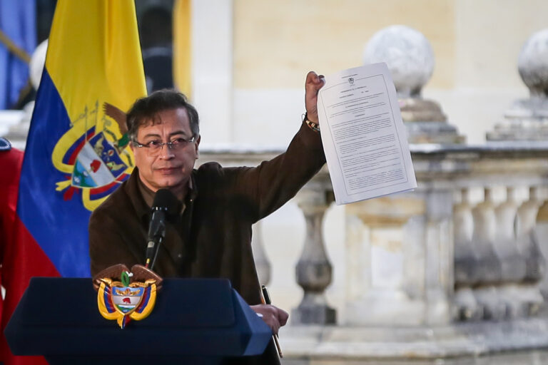 El presidente Gustavo Petro desclasifica archivos de inteligencia del DAS