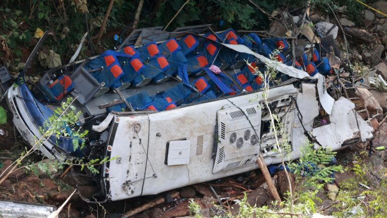 El Ministerio de Transporte anuncia la suspensión a la empresa de buses que dejó 17 muertos en Antioquia