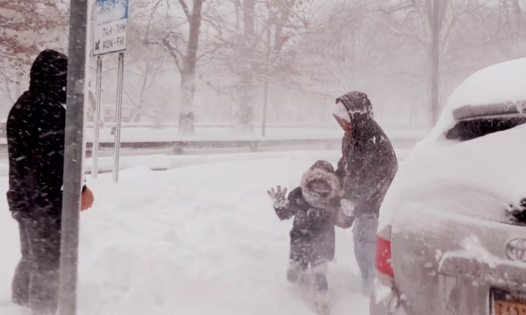 ¡Emergencia en EE. UU.! Tormenta de nieve tiene bajo el hielo a más de 40 millones de personas