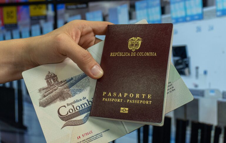 Así es el nuevo pasaporte colombiano presentado por el presidente Petro
