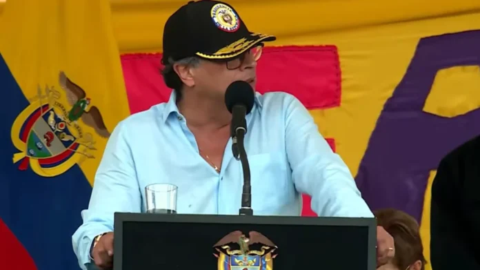 Petro defiende a Cepeda y arremete contra Uribe