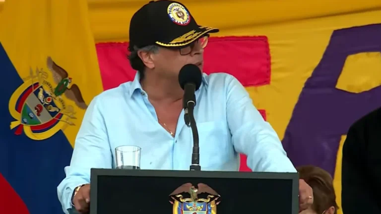 Petro defiende a Cepeda y arremete contra Uribe