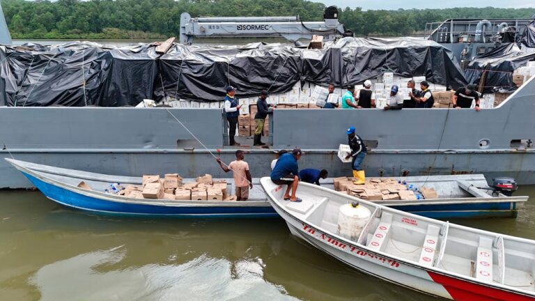 Más de 167 toneladas de ayuda humanitaria llegan al Pacífico colombiano tras emergencias por lluvias