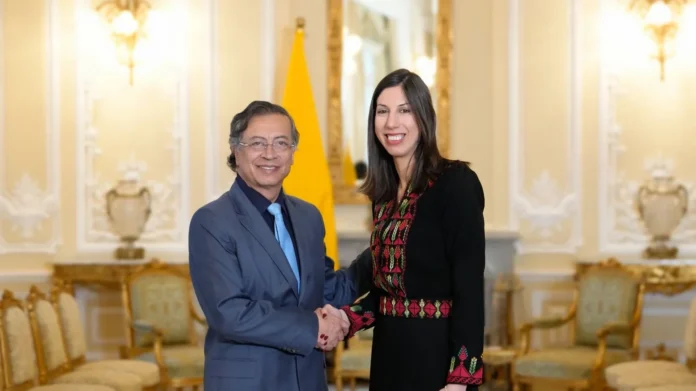 credenciales de la embajadora