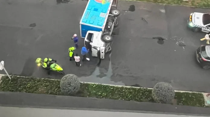 Muere una mujer colombiana: Choque en Cedritos dejó volcado un furgón que llevaba perros