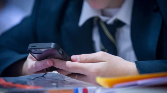 celulares en colegios de Bogotá